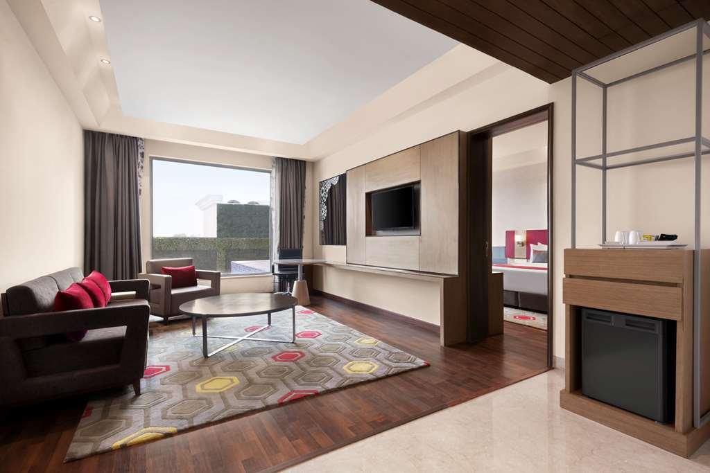 Ramada By Wyndham Lucknow Hotel And Convention Center Room photo
