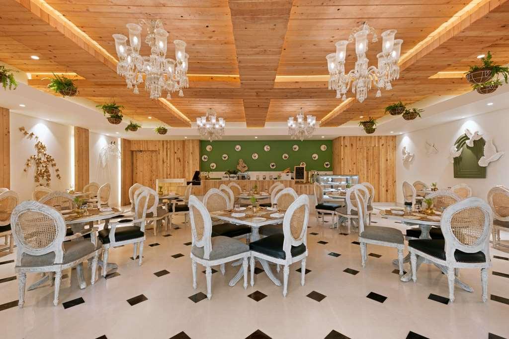 Ramada By Wyndham Lucknow Hotel And Convention Center Restaurant photo